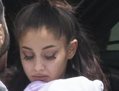 Η Αριάνα Γκράντε θα πληρώσει τα έξοδα κηδείας των 22 θυμάτων της τρομοκρατικής επίθεσης στο Μάντσεστερ (φωτό)